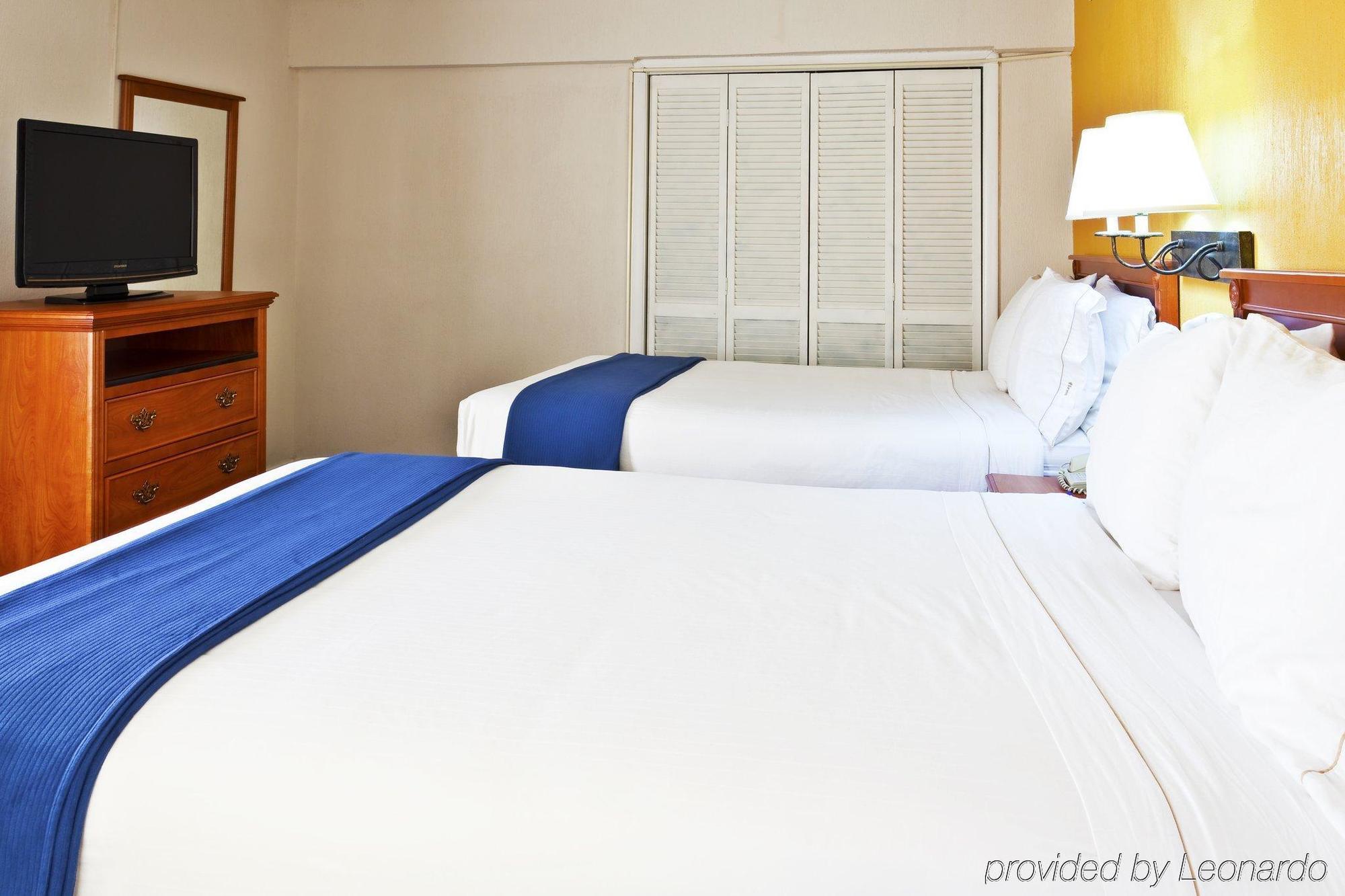 Holiday Inn Express & Suites Nashville-I-40 & I-24 Room photo