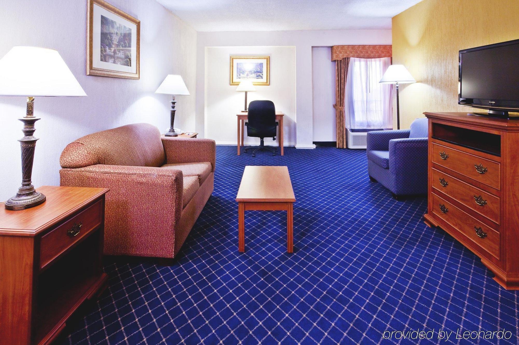 Holiday Inn Express & Suites Nashville-I-40 & I-24 Room photo